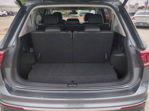 Used 2024 Volkswagen Tiguan SE image 25