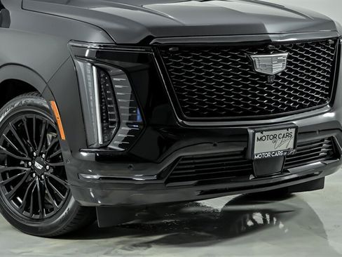 Used 2025 Cadillac Escalade Sport Platinum AWD/4WD image 2