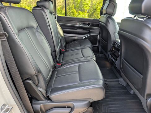 Used 2022 Jeep Wagoneer Series III image 12