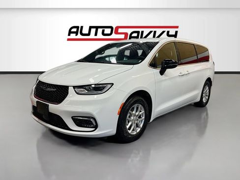 Used 2026 Chrysler Pacifica Select FWD image 3