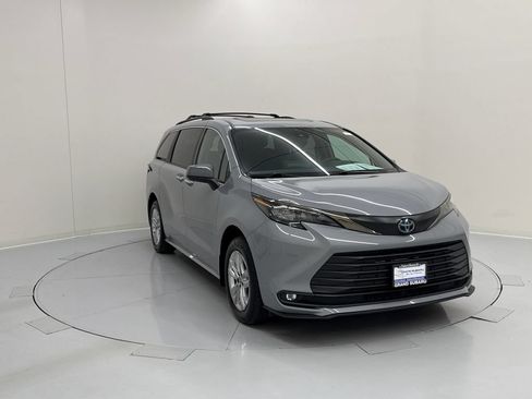 Used 2022 Toyota Sienna XLE Woodland Edition AWD/4WD image 7
