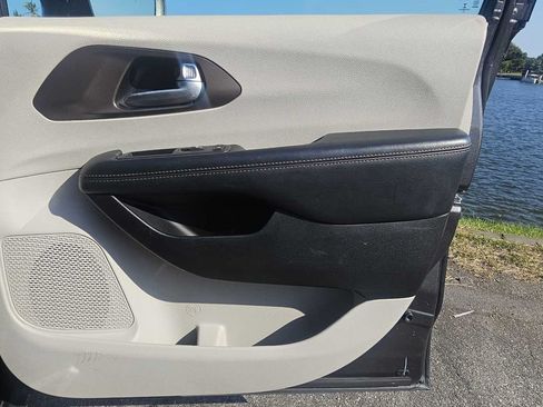 Used 2018 Chrysler Pacifica Touring-L w/ Advanced Safetytec Group FWD image 25