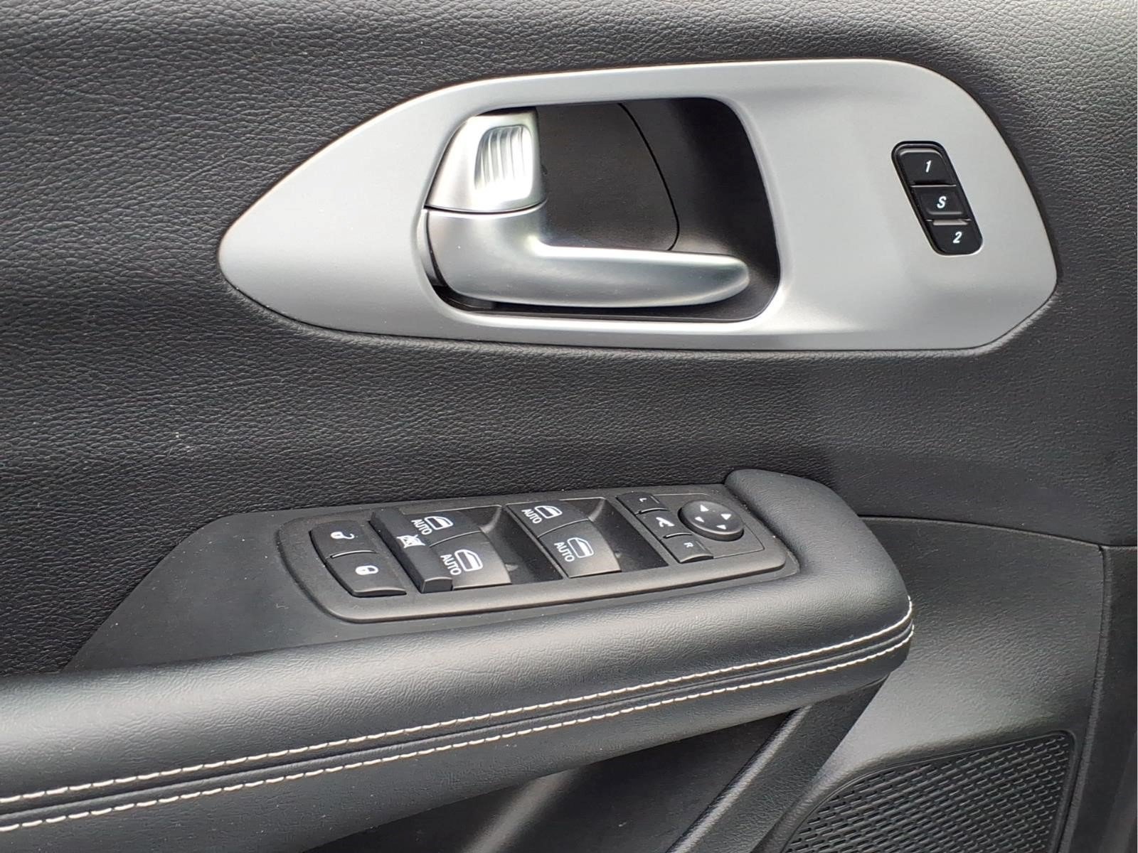 Used 2025 Chrysler Pacifica Limited FWD image 14