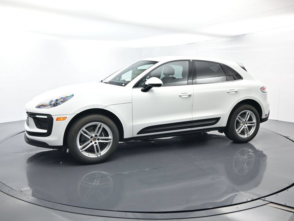 Certified 2025 Porsche Macan AWD/4WD image 18