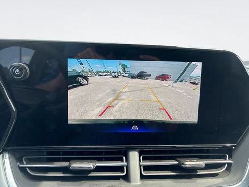 Used 2025 Chevrolet Trax LT FWD image 17
