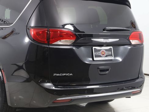 Used 2018 Chrysler Pacifica Touring-L FWD image 21