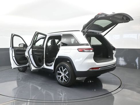 Used 2025 Jeep Grand Cherokee Limited image 75