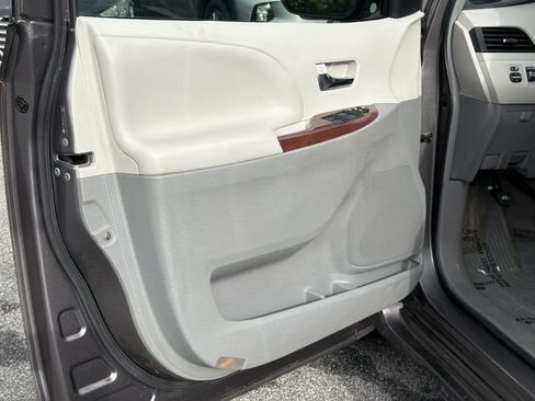 Used 2014 Toyota Sienna XLE FWD image 12