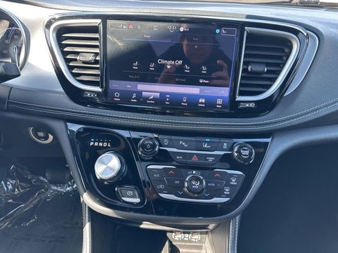 Used 2025 Chrysler Pacifica Limited image 22