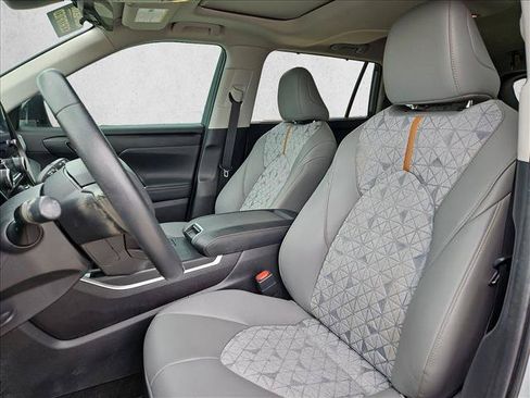 Used 2023 Toyota Highlander Bronze Edition FWD image 17