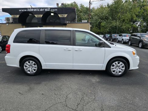 Used 2018 Dodge Grand Caravan SE w/ UConnect Hands-Free Group image 2