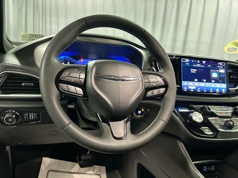 Used 2024 Chrysler Pacifica Limited w/ S Appearance Package image 15