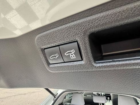 Used 2021 Toyota Venza LE AWD/4WD image 23