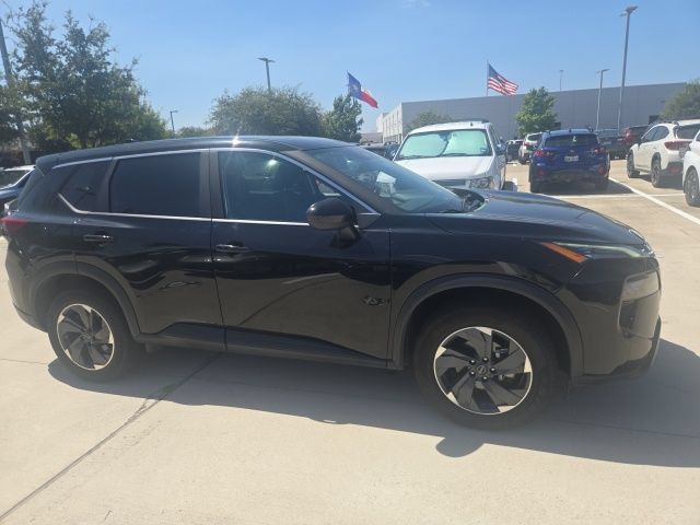 Used 2025 Nissan Rogue SV FWD image 2