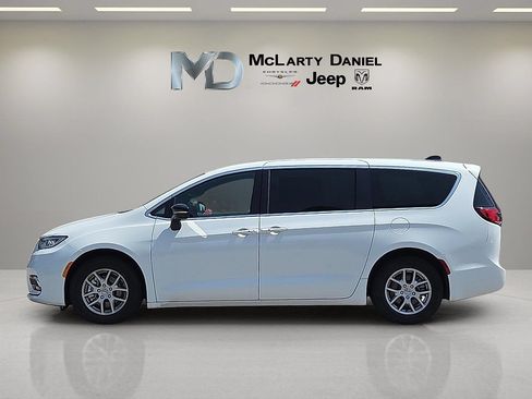 Used 2025 Chrysler Pacifica Select FWD image 3