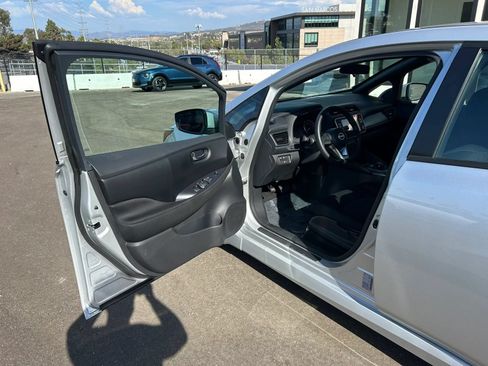 Used 2025 Nissan Leaf S FWD image 9