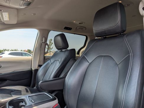 Used 2022 Chrysler Pacifica Touring-L FWD image 14