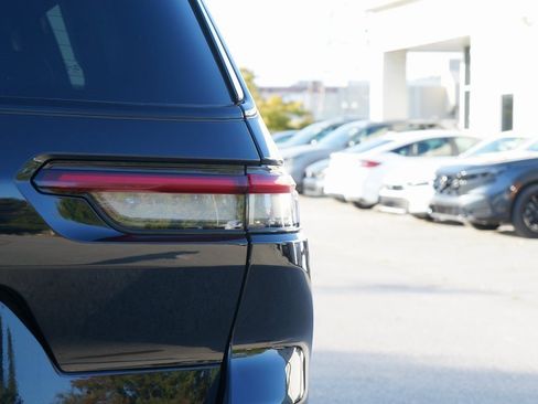 Used 2023 Jeep Grand Cherokee L Laredo image 7