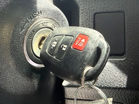 Used 2018 Toyota RAV4 LE FWD image 35