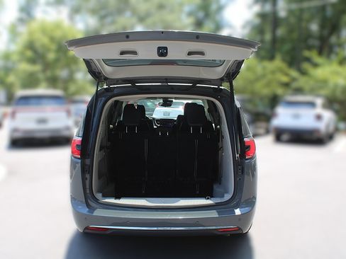 Used 2023 Chrysler Pacifica Touring-L FWD image 12