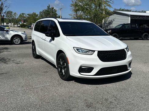 Used 2023 Chrysler Pacifica Limited w/ Uconnect Theater Family Group AWD/4WD image 8