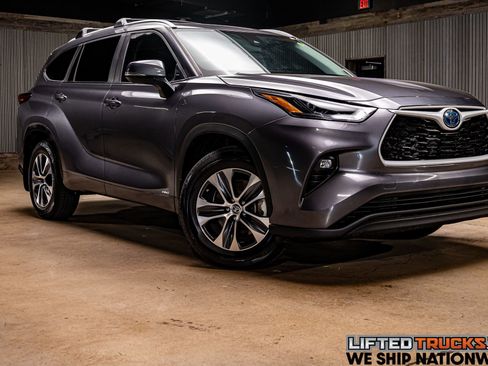 Used 2023 Toyota Highlander XLE image 1