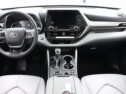 Used 2024 Toyota Highlander XLE image 17