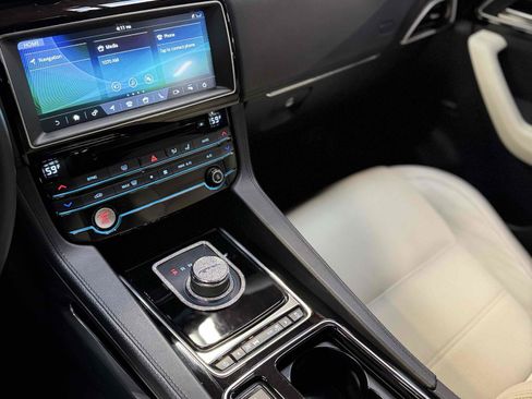 Used 2019 Jaguar F-PACE Prestige image 11
