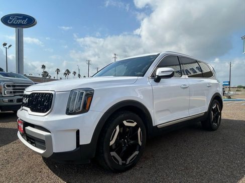 Used 2024 Kia Telluride EX w/ EX Captain's Chair Package image 3