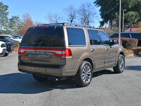 Used 2017 Lincoln Navigator Select image 4