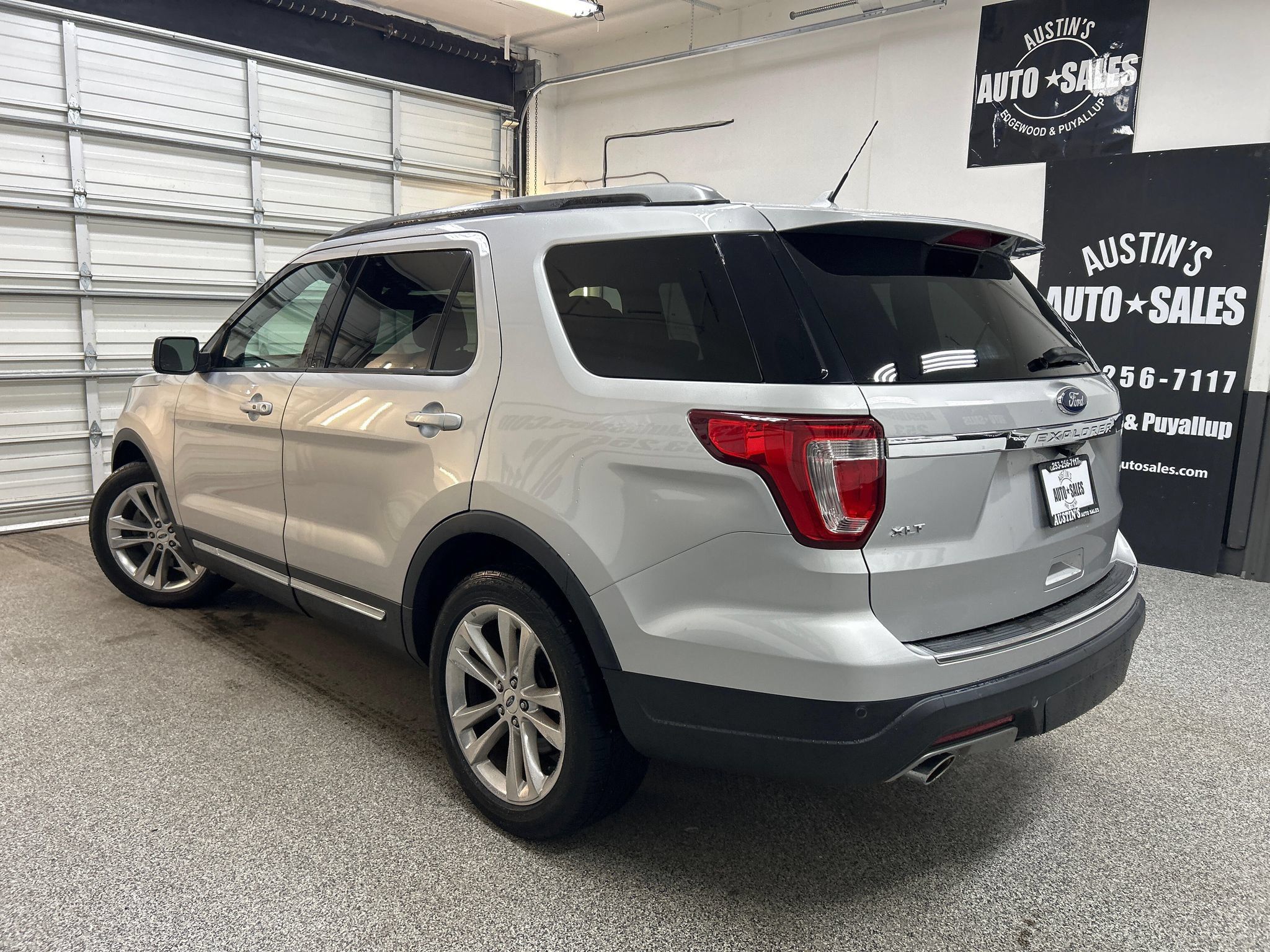 Used 2018 Ford Explorer XLT w/ Equipment Group 201A FWD image 4