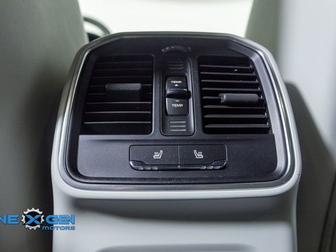 Used 2024 Porsche Macan AWD/4WD image 31