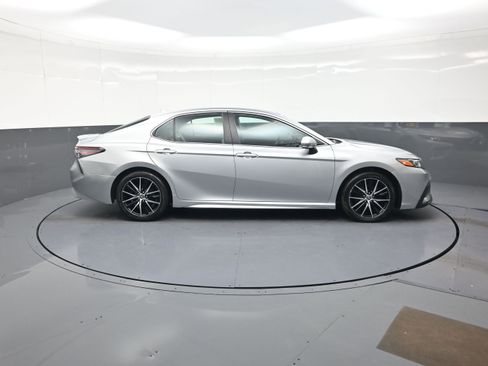 Used 2022 Toyota Camry SE AWD/4WD image 2