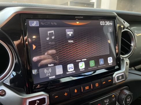 Used 2019 Jeep Wrangler Unlimited Sahara AWD/4WD image 26