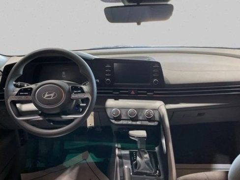 Used 2025 Hyundai Elantra SE image 14