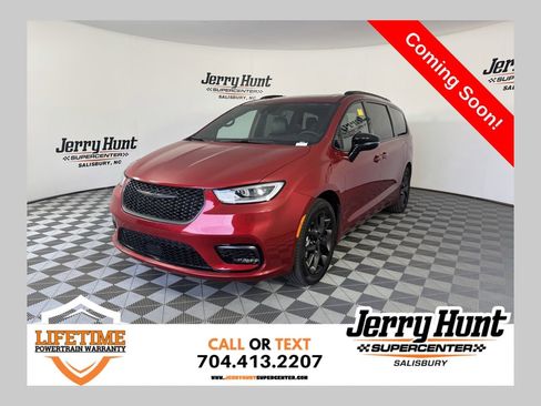 Used 2025 Chrysler Pacifica Limited image 1