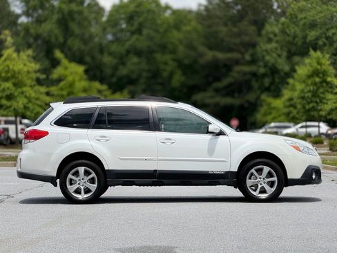 Used 2013 Subaru Outback 2.5i Limited AWD/4WD image 12