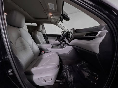 Used 2023 Toyota Highlander XLE image 31