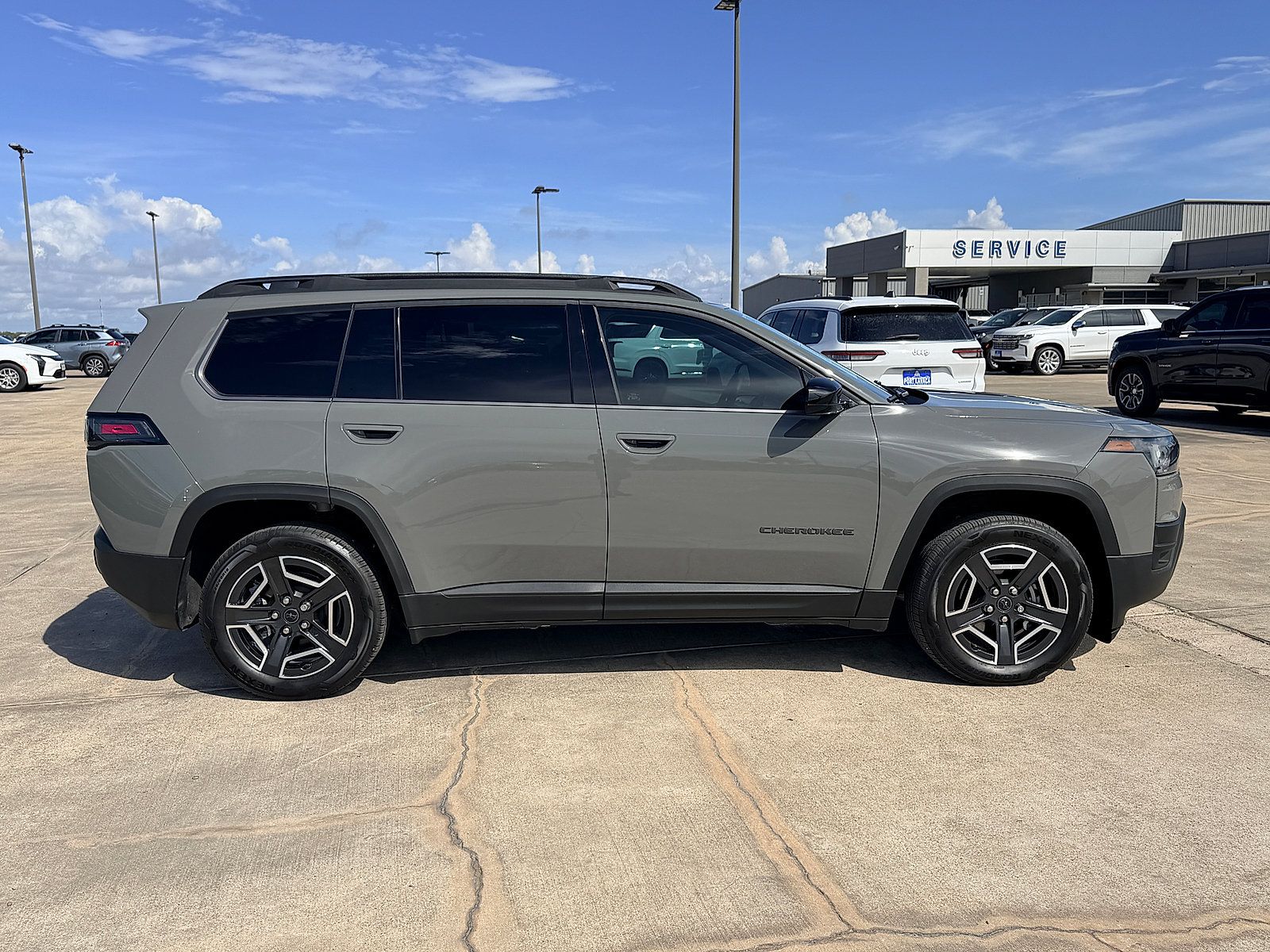 Used 2026 Jeep Cherokee Laredo AWD/4WD image 8