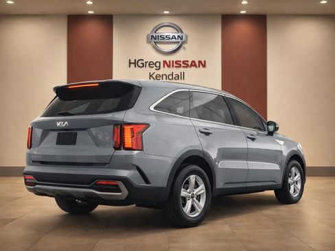 Used 2023 Kia Sorento LX FWD image 4