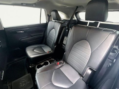 Used 2021 Toyota Highlander XLE image 19