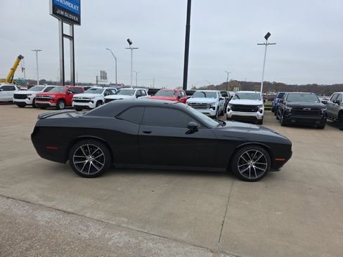 Used 2018 Dodge Challenger SXT w/ Performance Handling Group image 4