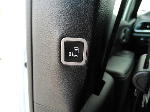 Used 2025 Chrysler Pacifica Limited FWD image 33