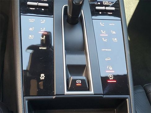 Used 2022 Porsche Macan image 31