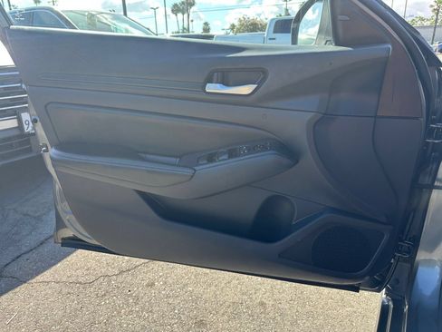 Used 2025 Nissan Altima 2.5 SV FWD image 15