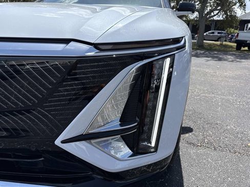 New 2026 Cadillac Lyriq Signature Luxury w/ LPO, Blue Accent Package AWD/4WD image 9