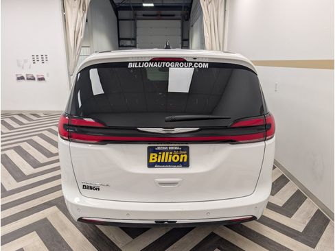 Used 2025 Chrysler Pacifica Select FWD image 25