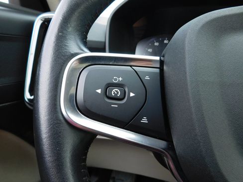 Used 2021 Volvo XC40 T4 Momentum FWD image 25