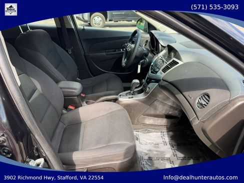Used 2016 Chevrolet Cruze LT w/ Technology Package FWD image 12