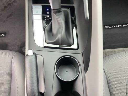 Used 2025 Hyundai Elantra SE image 33